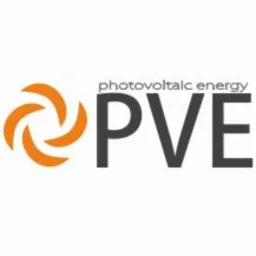 Logo firmy PVE z pomarańczowym symbolem wirujących płatków i napisem 'photovoltaic energy' nad dużym, szarym skrótem 'PVE'.