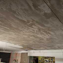 sufit pokryty betonem architektonicznym - zdjęcie w trakcie prac