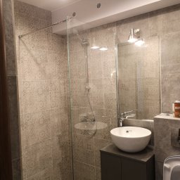 ŁAZIENKA LOFT kompleksowo wykonana łazienka z płytek imitujących beton