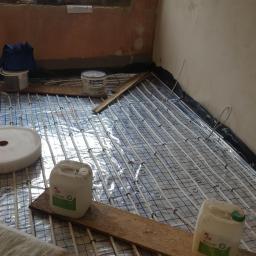 remontowane pomieszczenie izolowanie podłoża oraz instalacja ogrzewania podłogowego