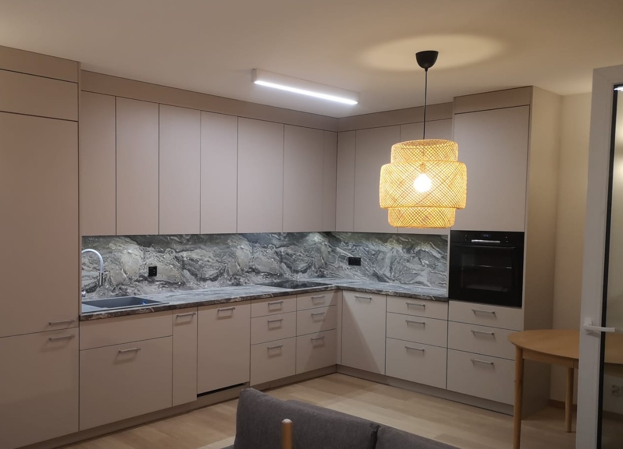 Kuchnia w kształcie litery L, kolor Kaszmir, blat imitacja kamienia.