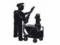 Czarno-biała ilustracja przedstawiająca pracownika w kombinezonie roboczym, trzymającego pistolet natryskowy do tynkowania, obok wózka z maszyną do natrysku tynku.