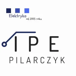 Logo firmy elektrycznej z napisem Elektryka od 2003 roku, stylizowanym symbolem obwodu elektrycznego i nazwą PILARCZYK.