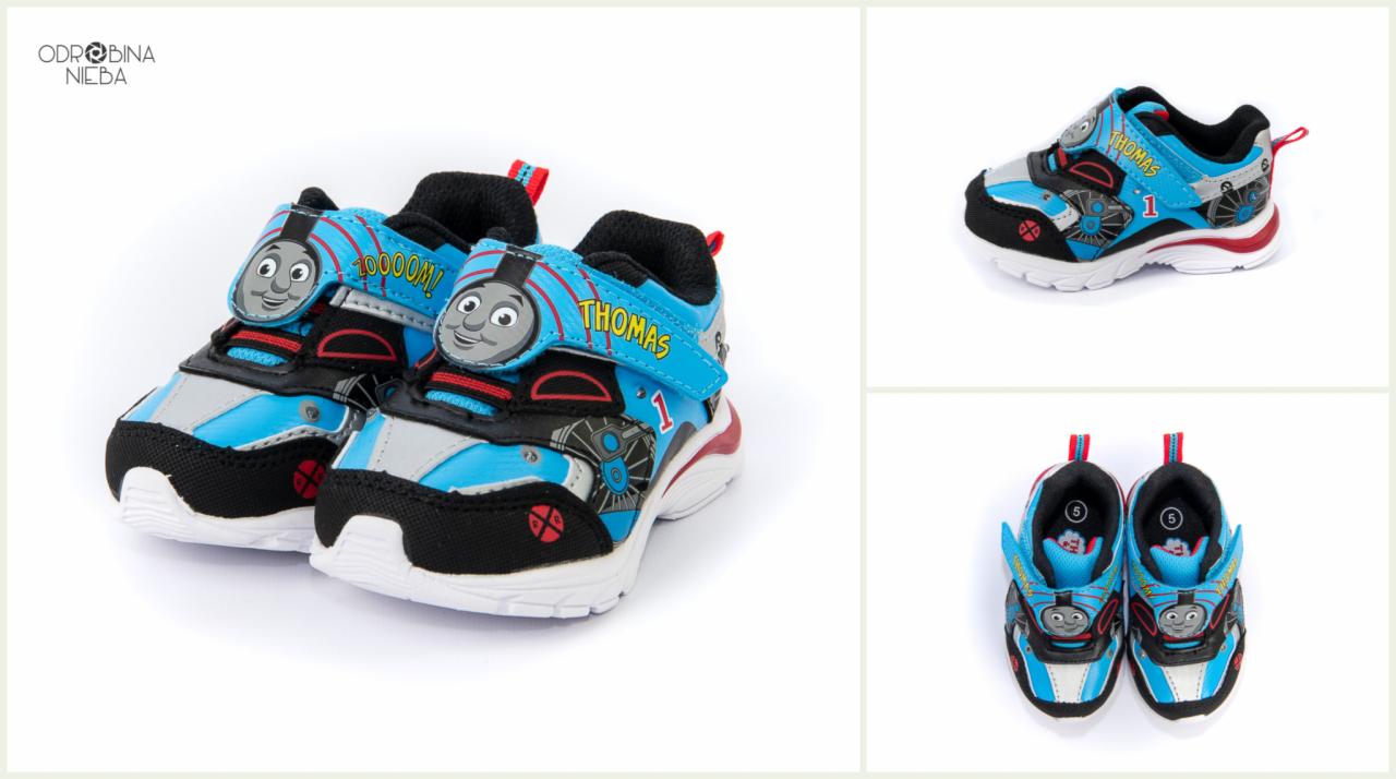 Dziecięce buty sportowe z motywem Tomka i Przyjaciół, z niebiesko-czarno-szarą kolorystyką, białymi podeszwami i czerwonymi akcentami, prezentowane w trzech ujęciach na białym tle.