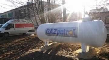 Biały zbiornik na gaz z napisem GAZpetrol, zamontowany na betonowych podstawach w Czechowicach-Dziedzicach, z widocznym samochodem dostawczym w tle.