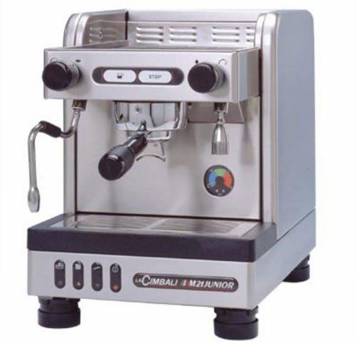 Profesjonalny ekspres do kawy La Cimbali M21 Junior w srebrnej obudowie, z czarnymi pokrętłami i widocznym manometrem.