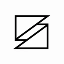 Prosty, czarno-biały logotyp przedstawiający kwadrat z ukośną linią przecinającą go na dwie części, tworząc abstrakcyjny kształt litery S.
