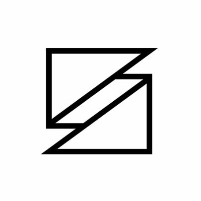 Prosty, czarno-biały logotyp przedstawiający kwadrat z ukośną linią przecinającą go na dwie części, tworząc abstrakcyjny kształt litery S.
