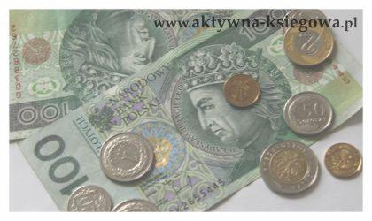 Stuzłotowy banknot i monety o różnych nominałach leżące na białym tle, widoczny adres strony internetowej.