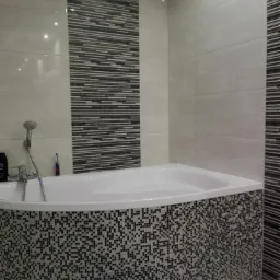 Obudowa wanny zrobiona z płyty GK, na wannie przyklejona mozaika.