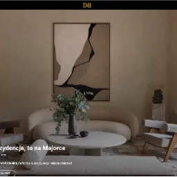 Wnętrze salonu w Cieszynie z abstrakcyjnym obrazem, sofą w kształcie łuku, okrągłym stolikiem kawowym i dwoma fotelami, utrzymane w stonowanej kolorystyce.