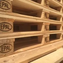 Stos drewnianych palet EPAL, widoczne oznaczenia licencyjne, jasne drewno, poziome ułożenie.