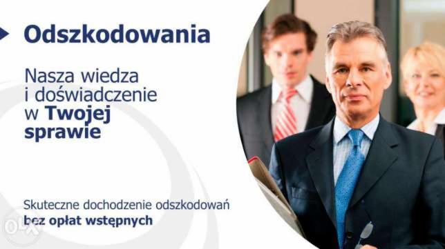 Mężczyzna w garniturze z niebieskim krawatem trzymający okulary na tle zespołu prawniczego i tekstu o dochodzeniu odszkodowań bez opłat wstępnych.