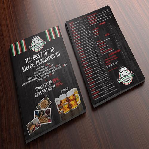 Dwa czarne jadłospisy restauracji Mamma Mia leżące na drewnianym stole, prezentujące menu, adres, numer telefonu i promocje.