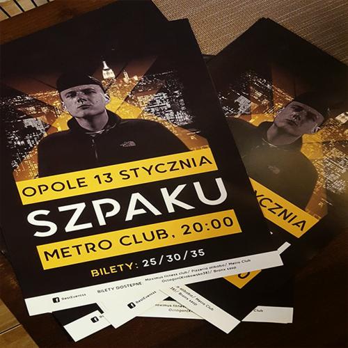 Ulotka reklamowa wydarzenia muzycznego w Niechlowie, prezentująca wizerunek artysty na tle panoramy miasta, z informacjami o dacie, miejscu i cenie biletów.