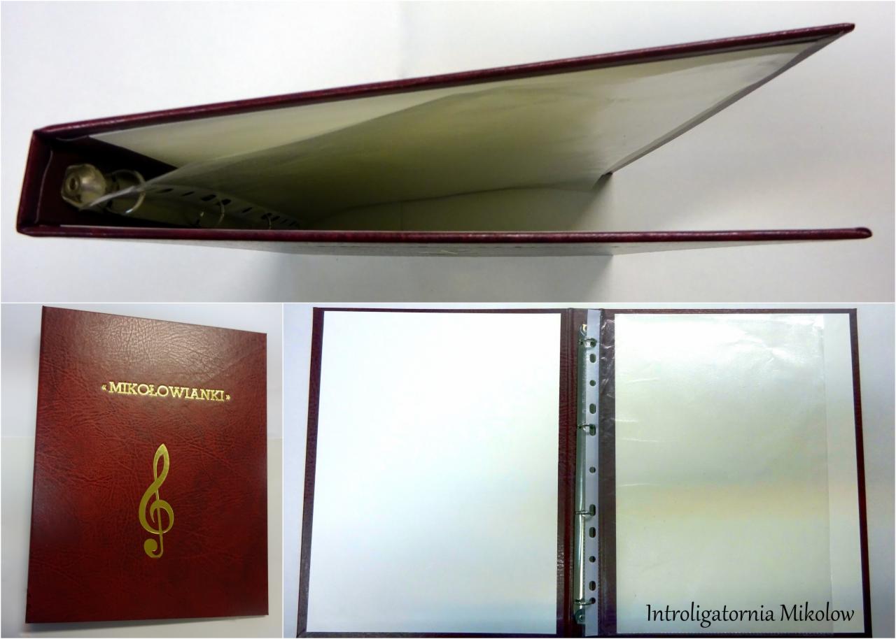 Burgundowy segregator ringowy z tłoczonym złotym napisem 'MIKOŁOWIANKI' i kluczem wiolinowym, otwarty z widocznymi wkładami i mechanizmem ringowym.