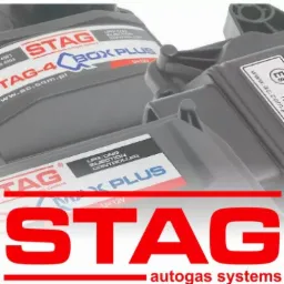 Kontrolery LPG/CNG STAG w Myszkowie, modele TAG-4 BOX PLUS i MAX PLUS, widoczne etykiety z oznaczeniami i logo firmy.