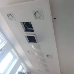 Sufit podwieszany w biurze wykonany zgodnie z projektem zamawiajacego