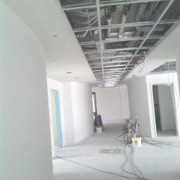 Firma Ogólnobudowlana Marcin Lichosik - Praca w systemie GK ścianki korytarzowe w kształcie łuku,margines gipsowy wokoł sufitu systemowego Amstrong