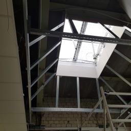 Konstrukcja okna dachowego z profili CW,U,UA przed obróbką płytami gk  