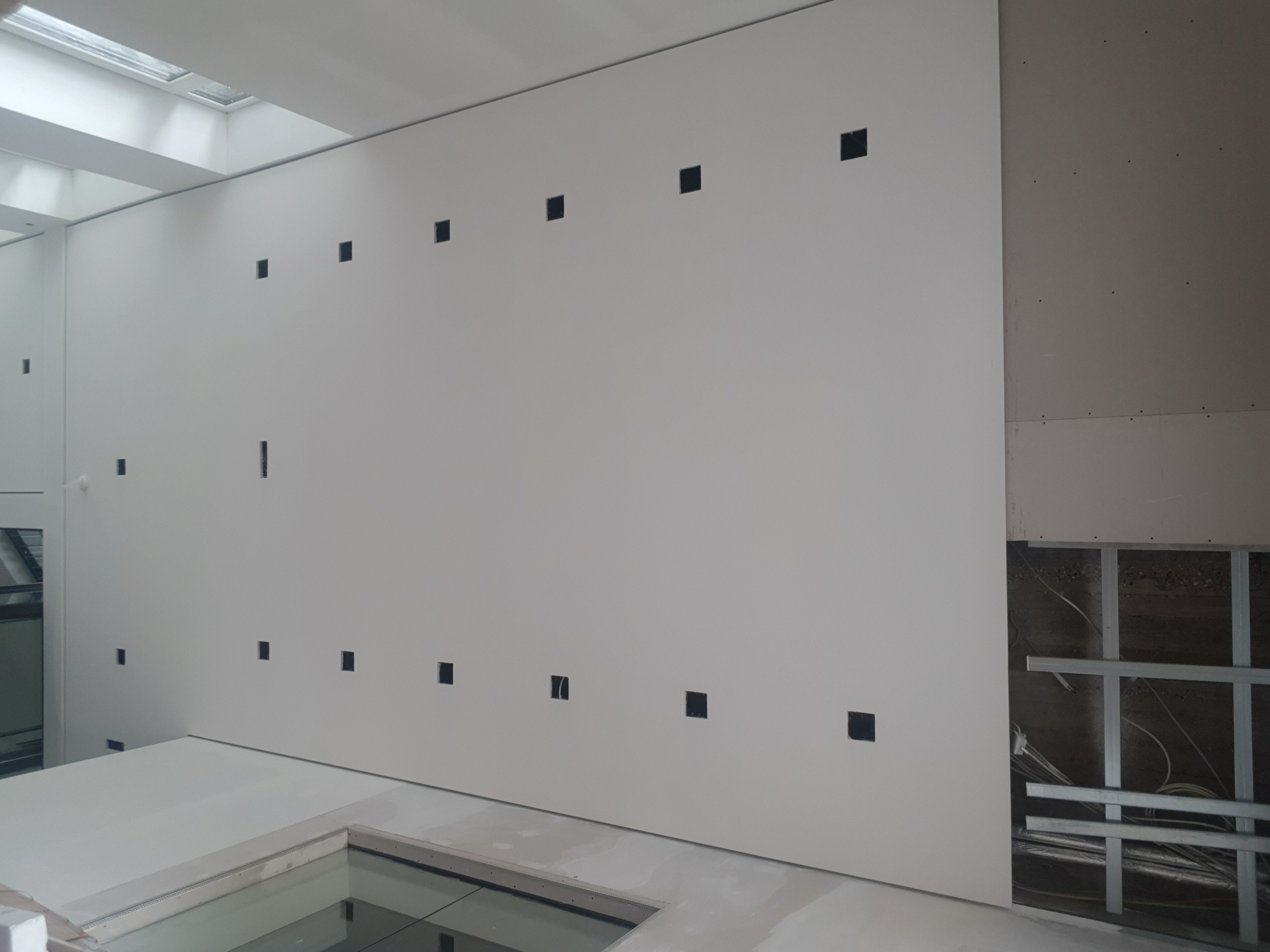 Sufit Akustyczny LANA z otworami przygotowanymi pod montaż halogenów