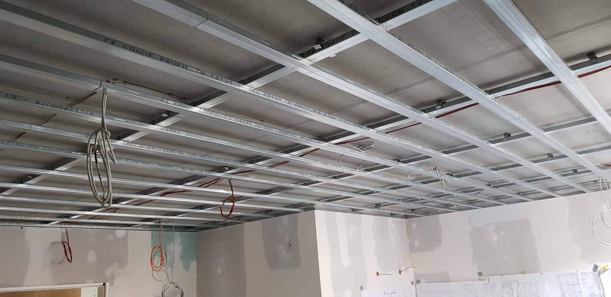 Konstrukcja krzyżowa sufitu podwieszanego z profili CD przygotowana do przykrecenia płyt GK