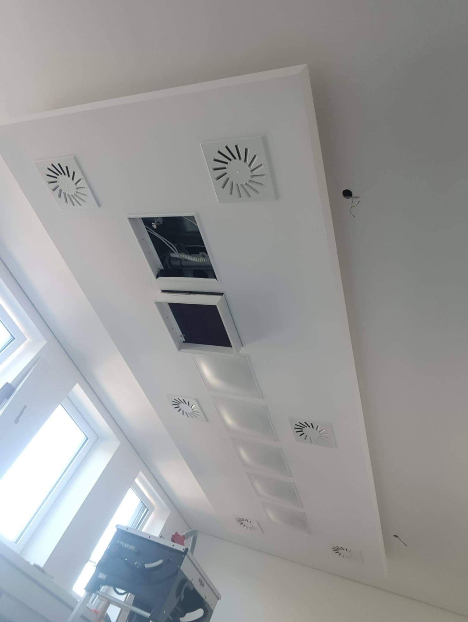 Sufit podwieszany w biurze wykonany zgodnie z projektem zamawiajacego