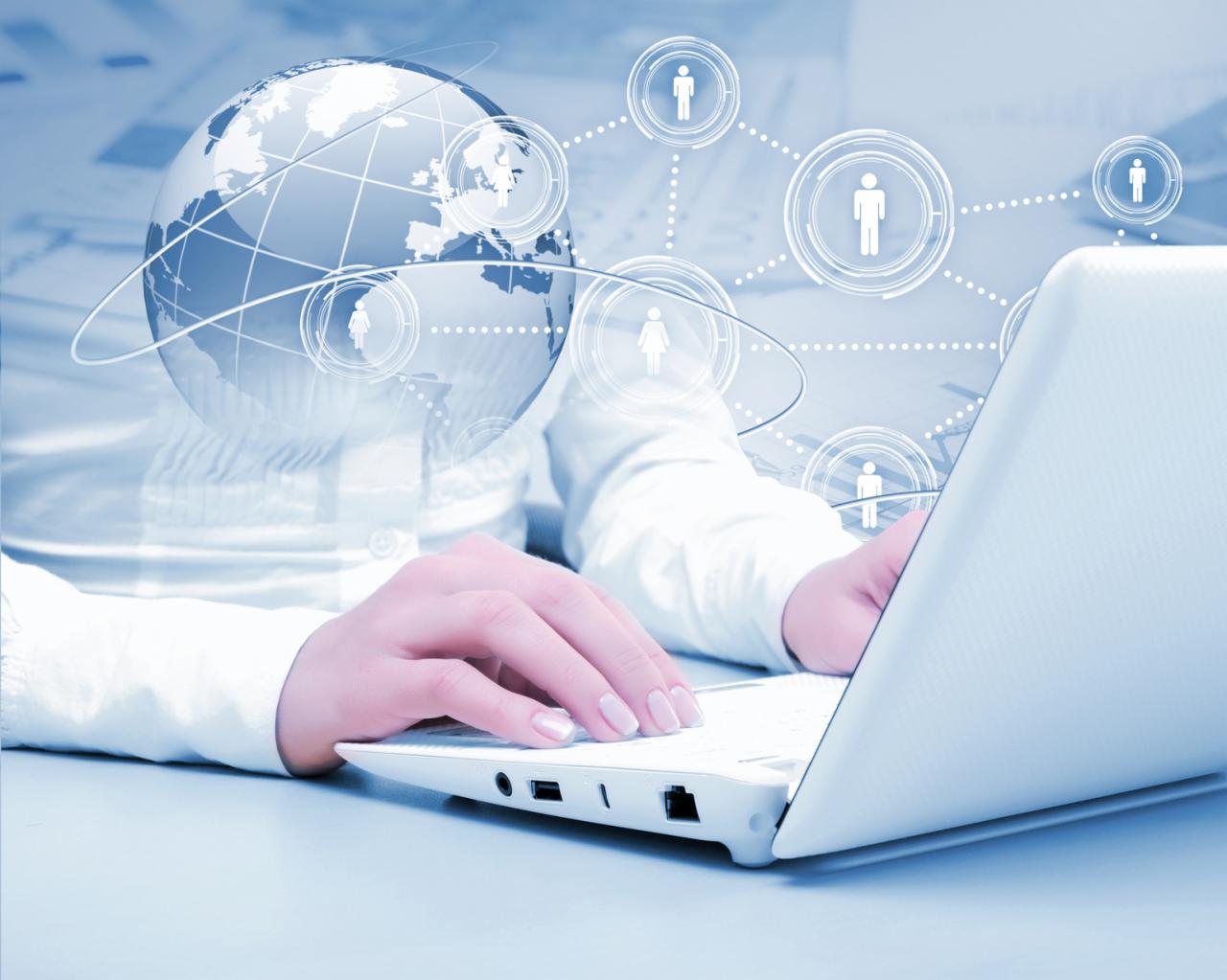 Dłonie kobiety piszą na białym laptopie; w tle grafika przedstawiająca globus i sieć połączeń między ludźmi.