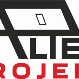 Czarno-czerwone logo firmy ALTEO PROJEKT, przedstawiające stylizowany dom z dwuspadowym dachem.