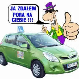 Zielony samoch&oacute;d z naklejką 'L' na dachu, z naklejkami na drzwiach i tablicą rejestracyjną BSE 60CX, obok niego animowana postać z kciukiem w g&oacute;rę i tekstem 'Ja zdałem, pora na Ciebie!!!'...