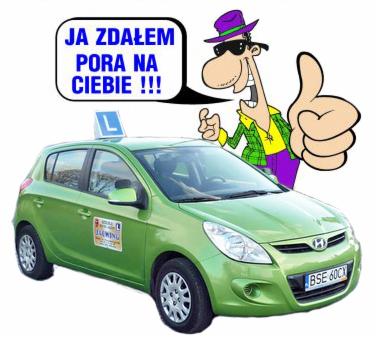 Zielony samochód z naklejką 'L' na dachu, z naklejkami na drzwiach i tablicą rejestracyjną BSE 60CX, obok niego animowana postać z kciukiem w górę i tekstem 'Ja zdałem, pora na Ciebie!!!'...