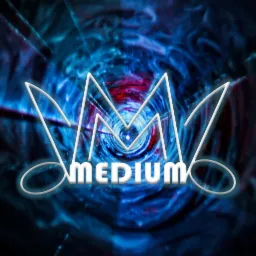 Grafika z napisem 'MEDIUM' w białych konturach na tle abstrakcyjnej, rozmytej kompozycji w odcieniach niebieskiego i czerwonego, przypominającej tunel czasoprzestrzenny.