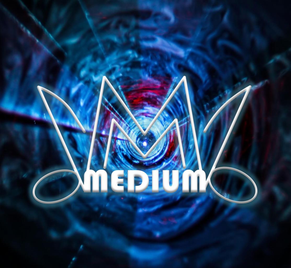 Grafika z napisem 'MEDIUM' w białych konturach na tle abstrakcyjnej, rozmytej kompozycji w odcieniach niebieskiego i czerwonego, przypominającej tunel czasoprzestrzenny.