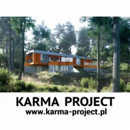 Wizualizacja nowoczesnego domu z elementami drewnianymi, wkomponowanego w leśny krajobraz, z widocznym samochodem w tle. Na pierwszym planie tekst 'KARMA PROJECT www.karma-project.pl'.