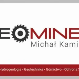 Logo firmy GeoMiner Michał Kamiński, specjalizującej się w geologii, hydrogeologii, geotechnice, górnictwie i ochronie środowiska. Logo zawiera nazwę firmy z elementem graficznym przypominającym piłę.