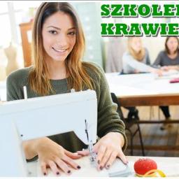 Centrum Szkoleniowe Prestigo - Uśmiechnięta kobieta szyje na maszynie podczas zajęć z szycia, w tle inne osoby przy stołach i manekin.