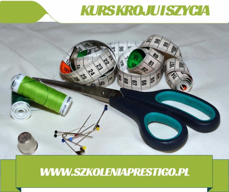 Przygotowane narzędzia krawieckie na białym tle: nożyczki z turkusowymi uchwytami, centymetr zwinięty w pętlę, szpulki zielonej nici, naparstek i garść szpilek z kolorowymi główkami.