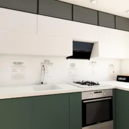 Nowoczesna kuchnia z zielonymi szafkami dolnymi i białymi górnymi, minimalistyczny design, backsplash z napisami, czarny okap i piekarnik ze stali nierdzewnej.
