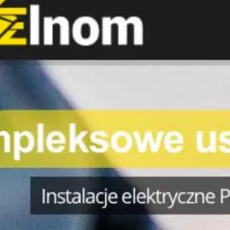 Fragment zdjęcia z logo firmy Elnom oraz tekstem 'Kompleksowe usługi. Instalacje elektryczne Poznań' na żółtym i szarym tle.