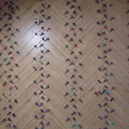 Ułożona pod kątem jodełki drewniana okładzina ścienna z systemem poziomowania płytek, widoczne klipsy i kliny w kolorach czerwonym, zielonym i niebieskim, surowy stan wykończenia pomieszczenia...