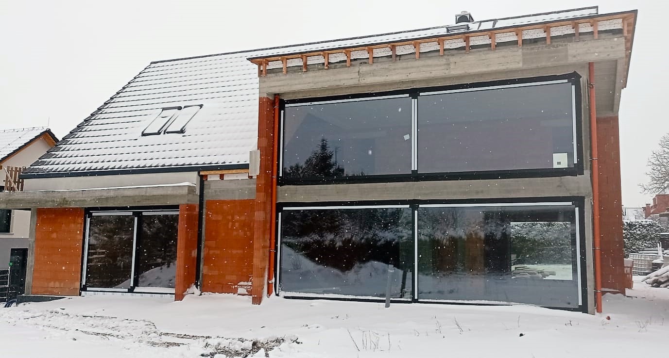 Stolarka ALU, zabudowa wielorodzinna, montaż na foliach paroszczelnych/paroprzepuszczalnych