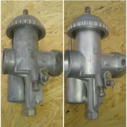 Porównanie: gaźnik motocyklowy, przed i po oczyszczeniu. Po lewej stronie widoczny brudny, matowy element, po prawej odnowiony, metalicznie błyszczący.