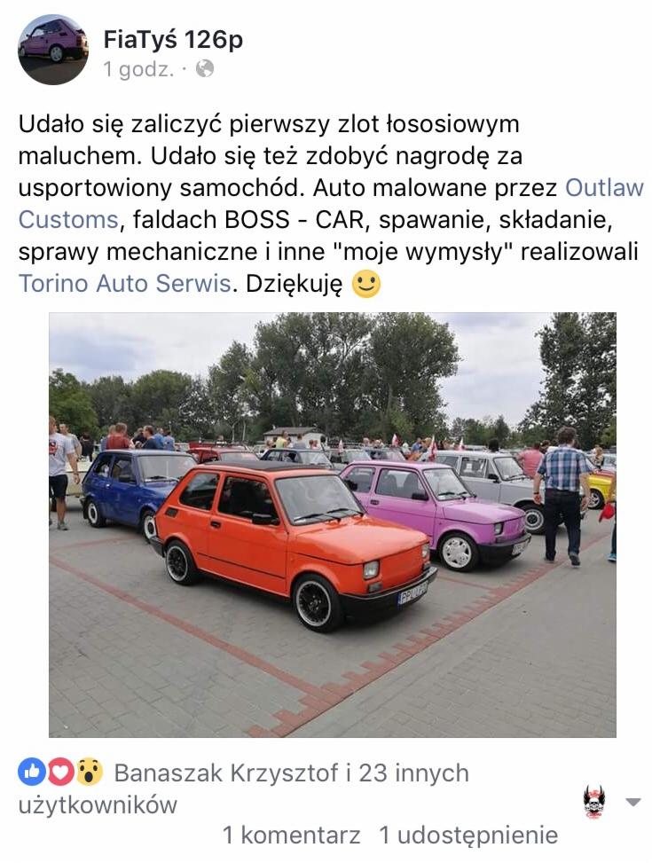 Rząd odrestaurowanych Fiatów 126p w różnych kolorach (pomarańczowy, niebieski, fioletowy) zaparkowanych na parkingu, z widocznymi osobami w tle.