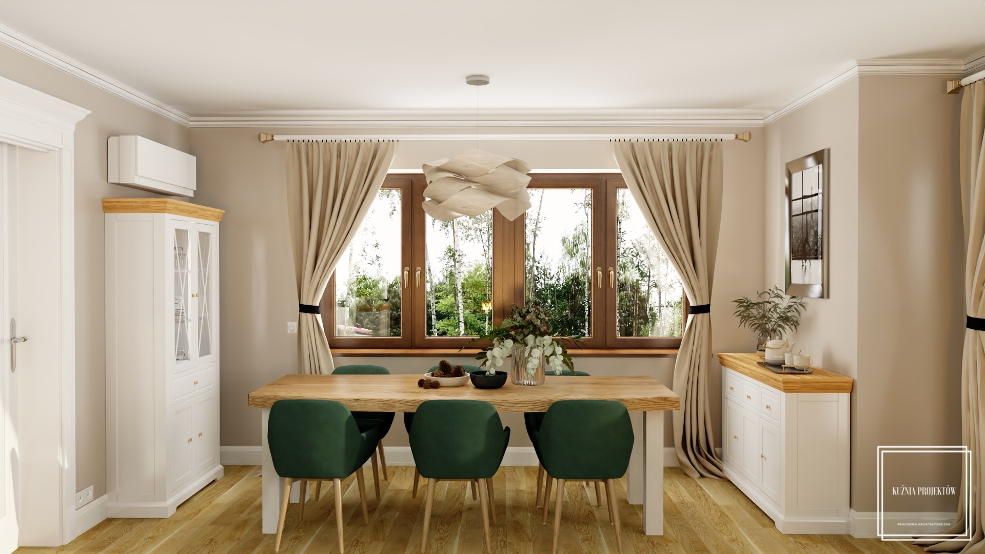 Jasna jadalnia z drewnianym stołem i zielonymi krzesłami, okno z widokiem na zieleń, ozdobny żyrandol i drewniana podłoga.