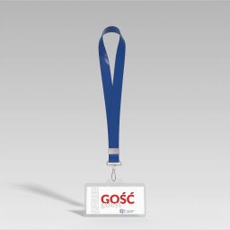 VISIUM - Usługi graficzne, DTP skład publikacji. - Identyfikator gościa z niebieską smyczą, z czerwonym napisem 'GOŚĆ' i logotypem uczelni w dolnej części, render 3D na szarym tle.