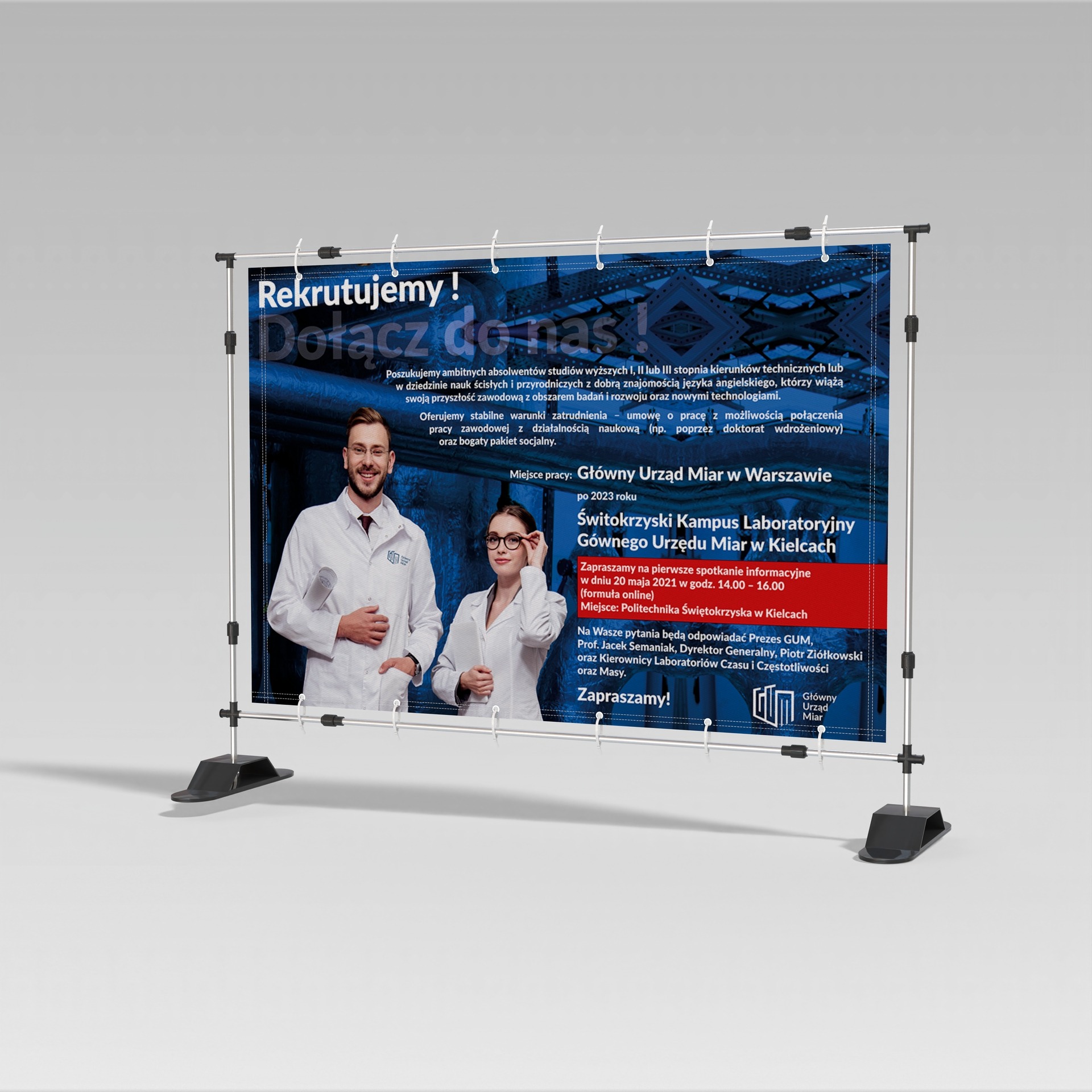 Baner reklamowy na stojaku prezentujący ofertę pracy w Głównym Urzędzie Miar, z uśmiechniętymi osobami w białych fartuchach laboratoryjnych na pierwszym planie.