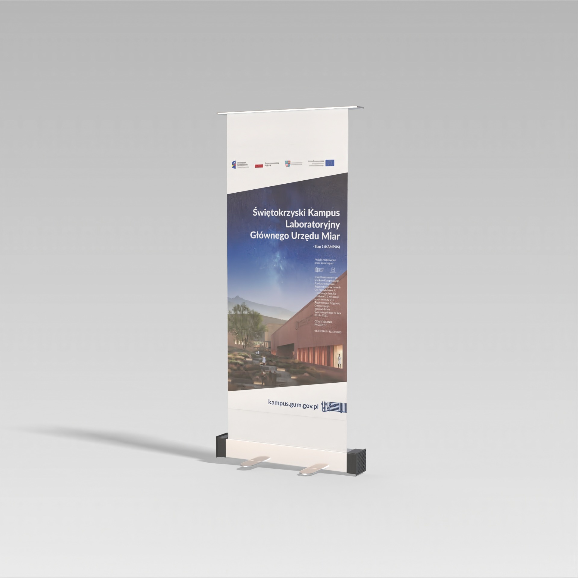 Roll-up reklamowy prezentujący wizualizację Świętokrzyskiego Kampusu Laboratoryjnego Głównego Urzędu Miar, z widocznymi logotypami i informacjami o finansowaniu projektu.