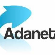 Logo firmy Adanet z niebieską strzałką skierowaną w prawo i czarnym napisem Adanet