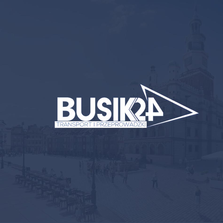 Logo firmy transportowej BUSIK24 na tle Starego Rynku w Poznaniu. Grafika w odcieniach granatu i bieli. Usługi: transport i przeprowadzki.