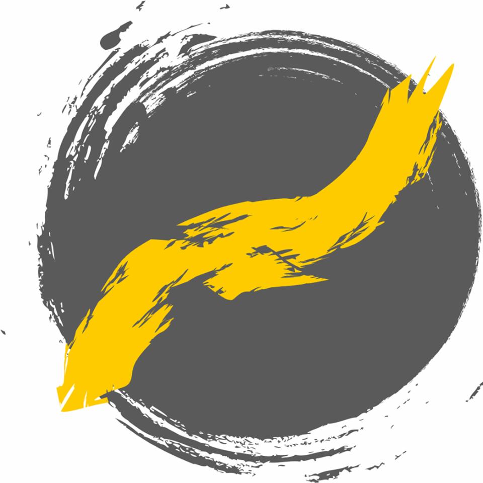 Abstrakcyjne logo: żółty, dynamiczny kształt na tle szarego okręgu z efektem pędzla.